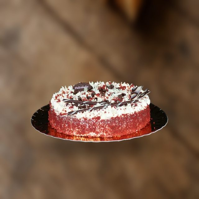 Tarta red velvet del catálogo de KemeKomo sobre el mostrador de madera